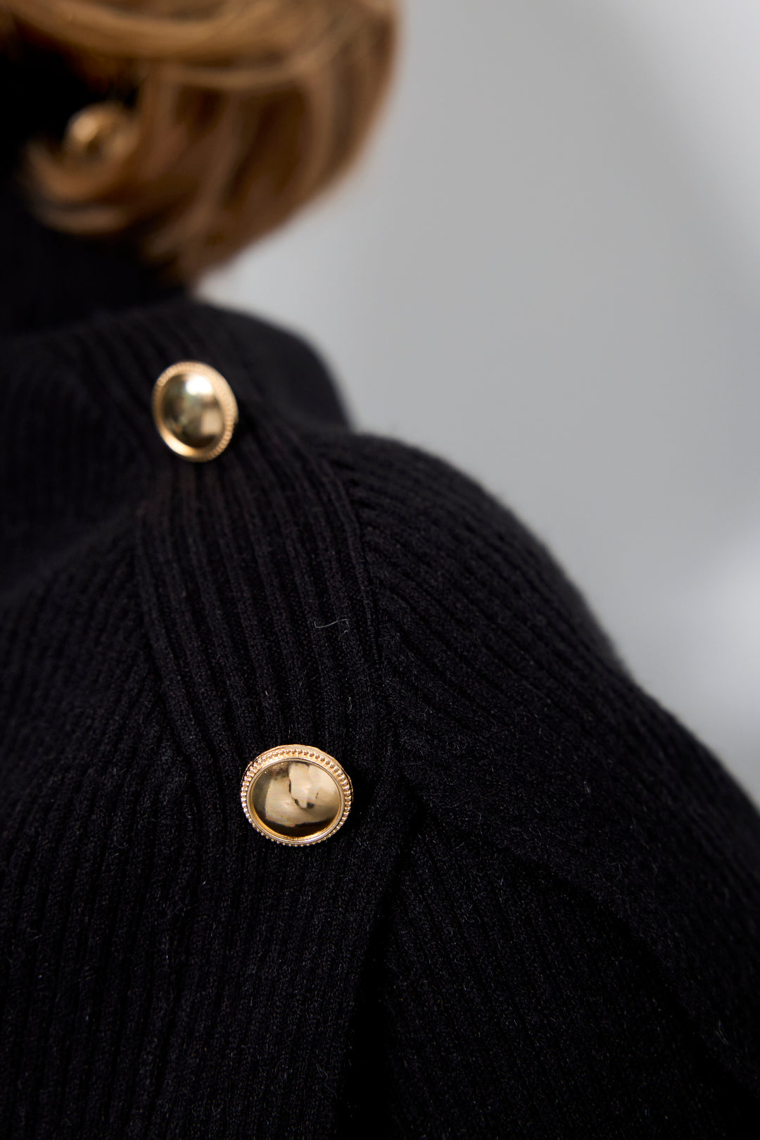 ボタンデザインケープニットアンサンブル