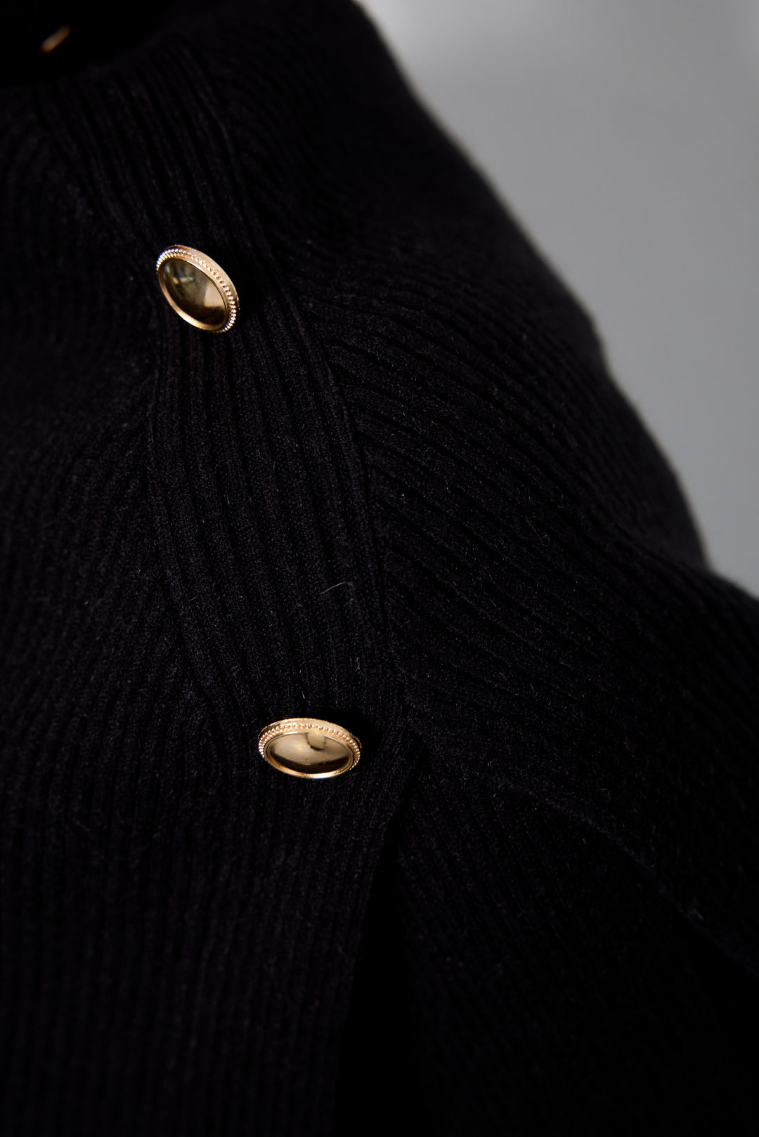 ボタンデザインケープニットアンサンブル