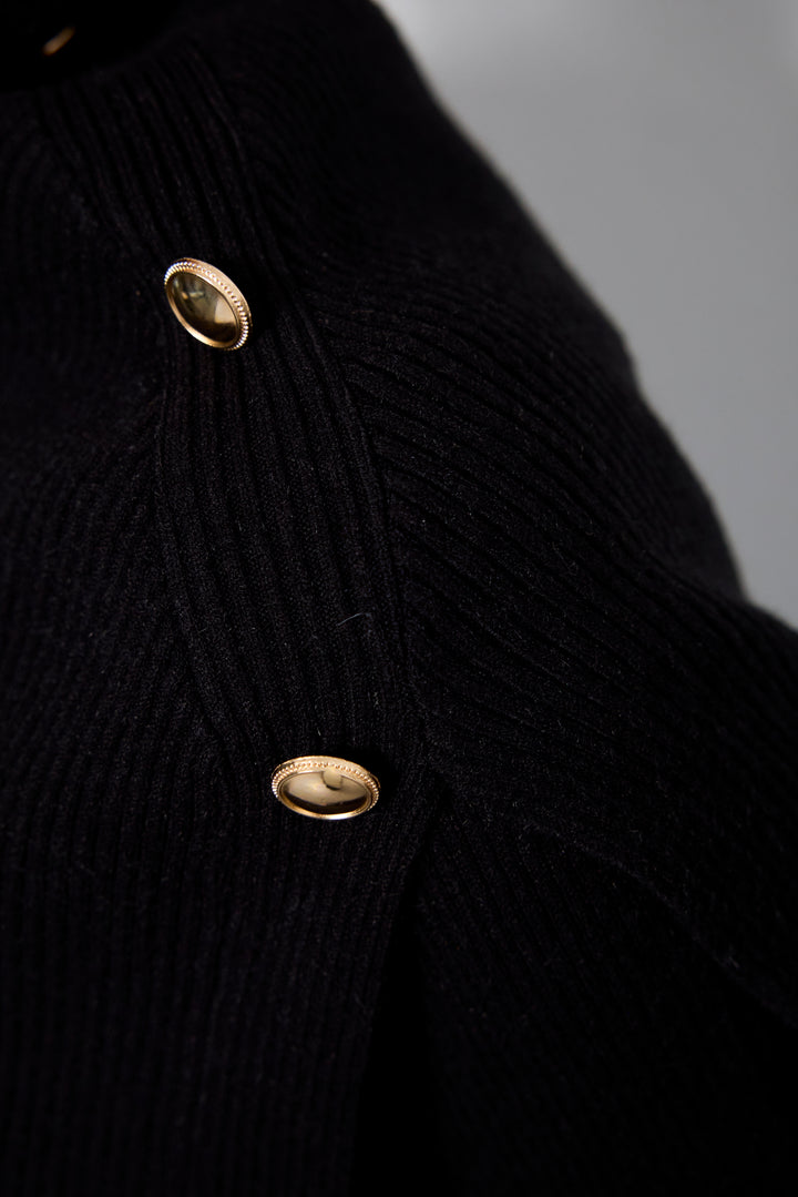 ボタンデザインケープニットアンサンブル