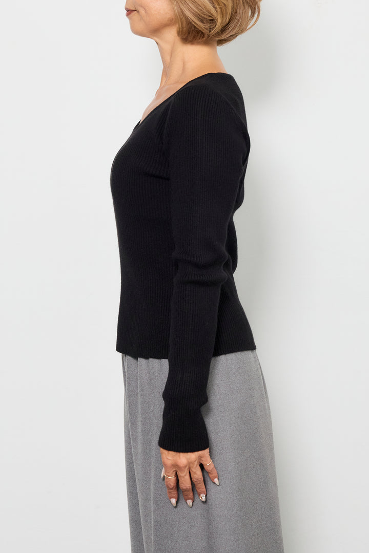 ボタンデザインケープニットアンサンブル