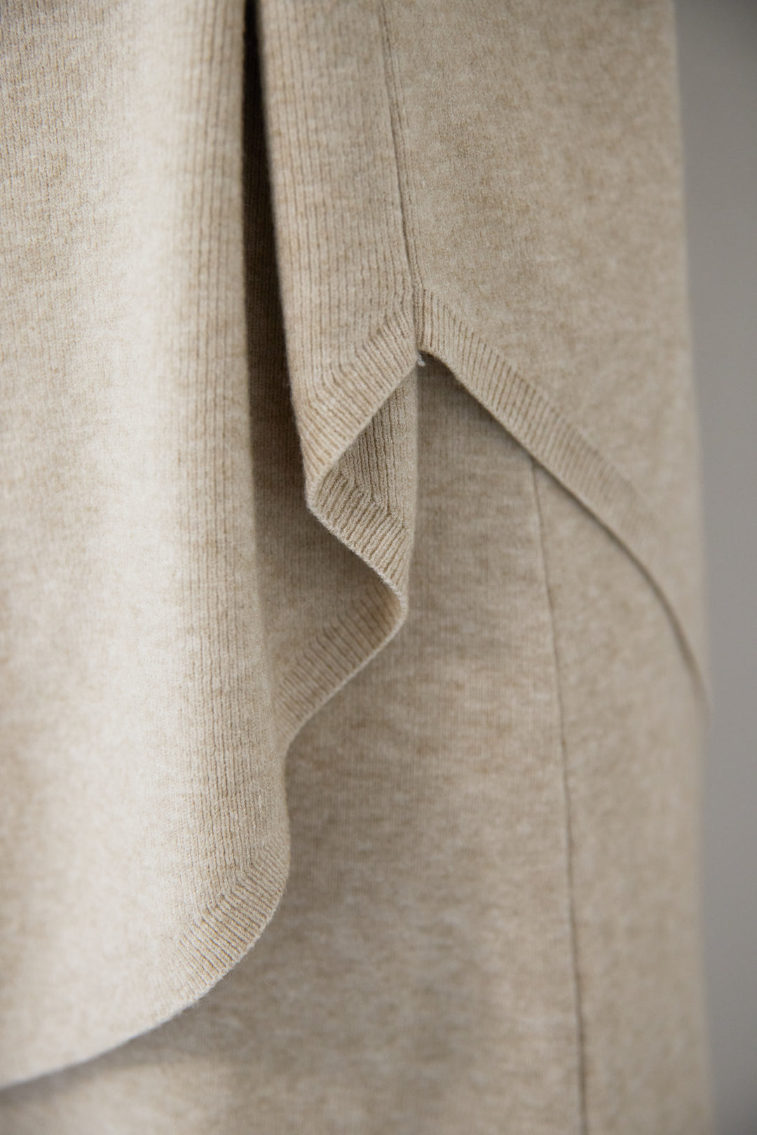 [SET]ロングミックスファーベスト+ニットアップ アシンメトリープルオーバー＆ロングスカート(2set)