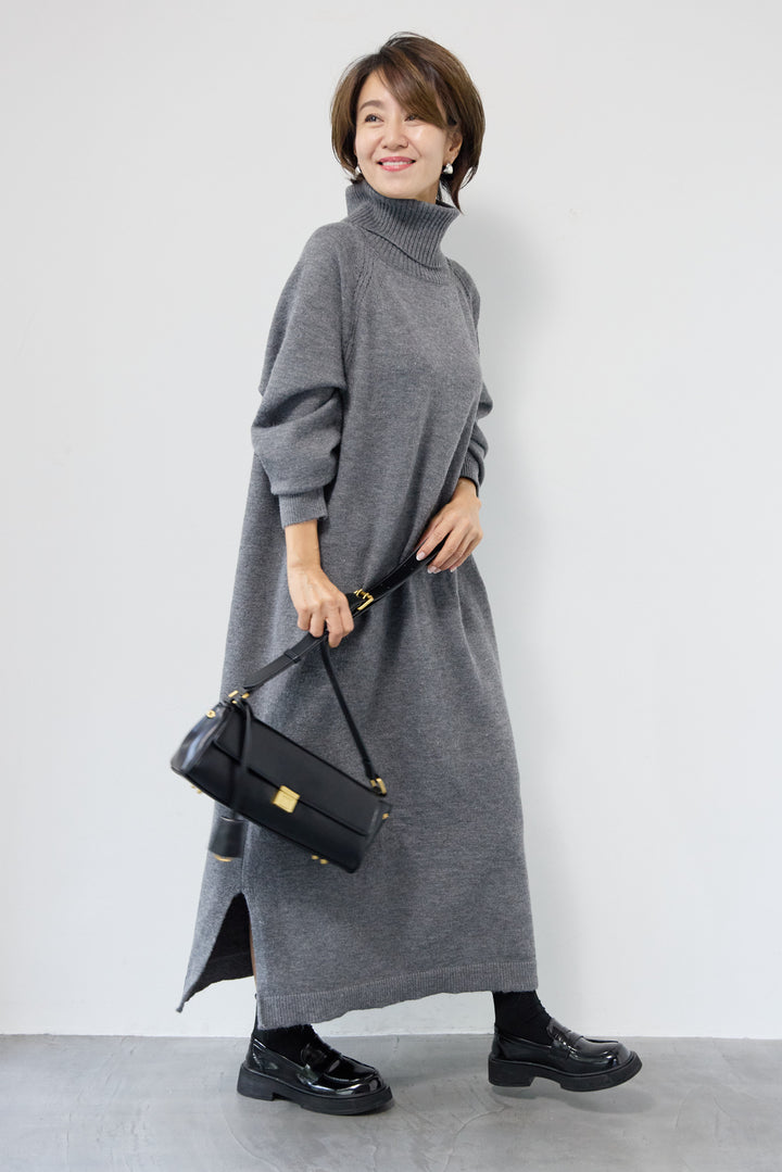 ルーズフィットタートルニットワンピース