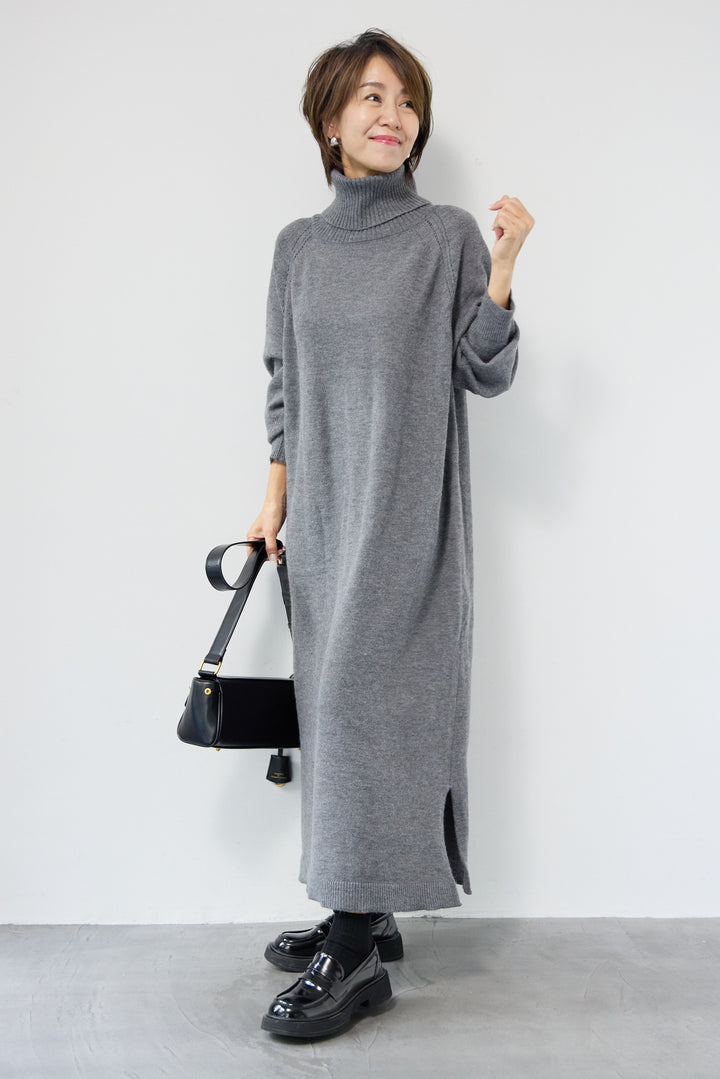 ルーズフィットタートルニットワンピース