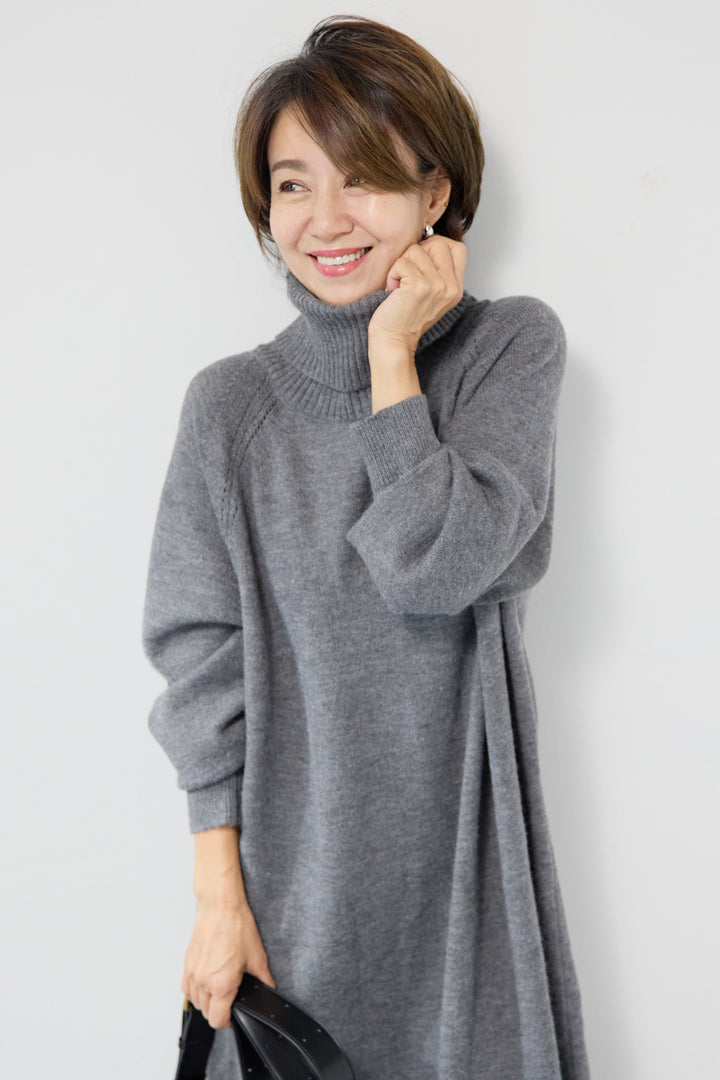 ルーズフィットタートルニットワンピース