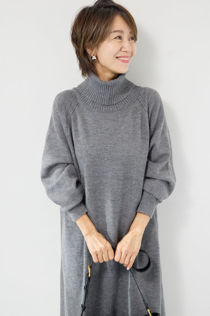 ルーズフィットタートルニットワンピース