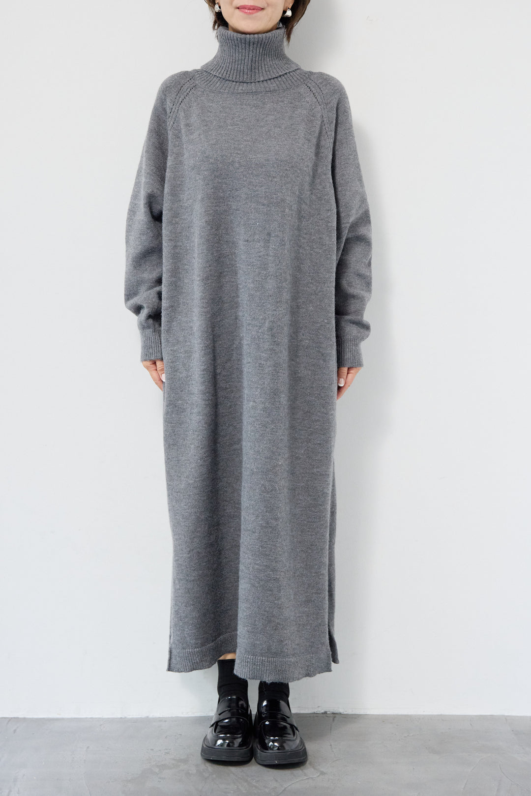ルーズフィットタートルニットワンピース