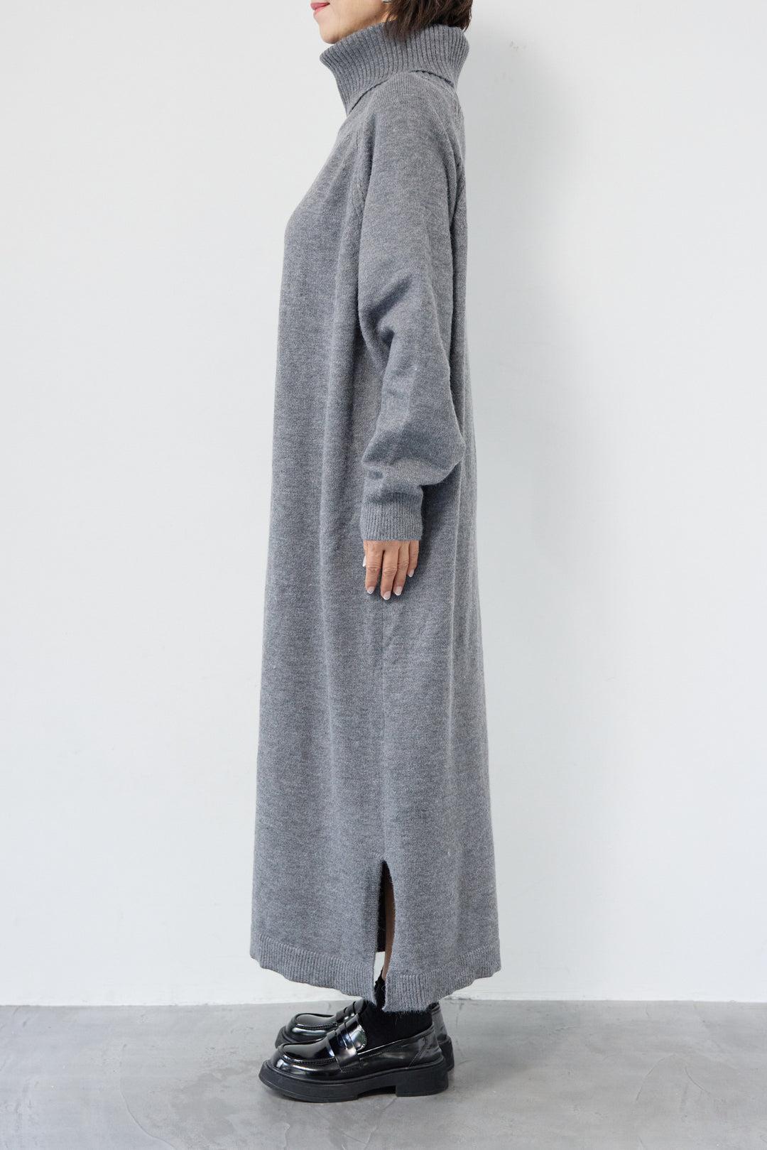 ルーズフィットタートルニットワンピース