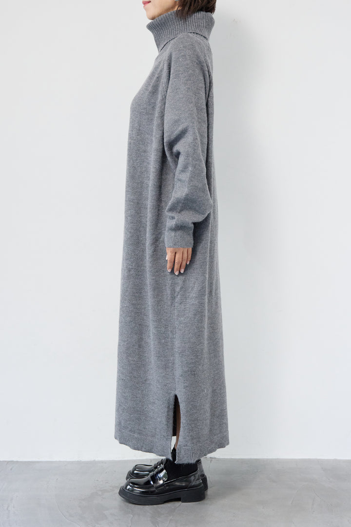 ルーズフィットタートルニットワンピース