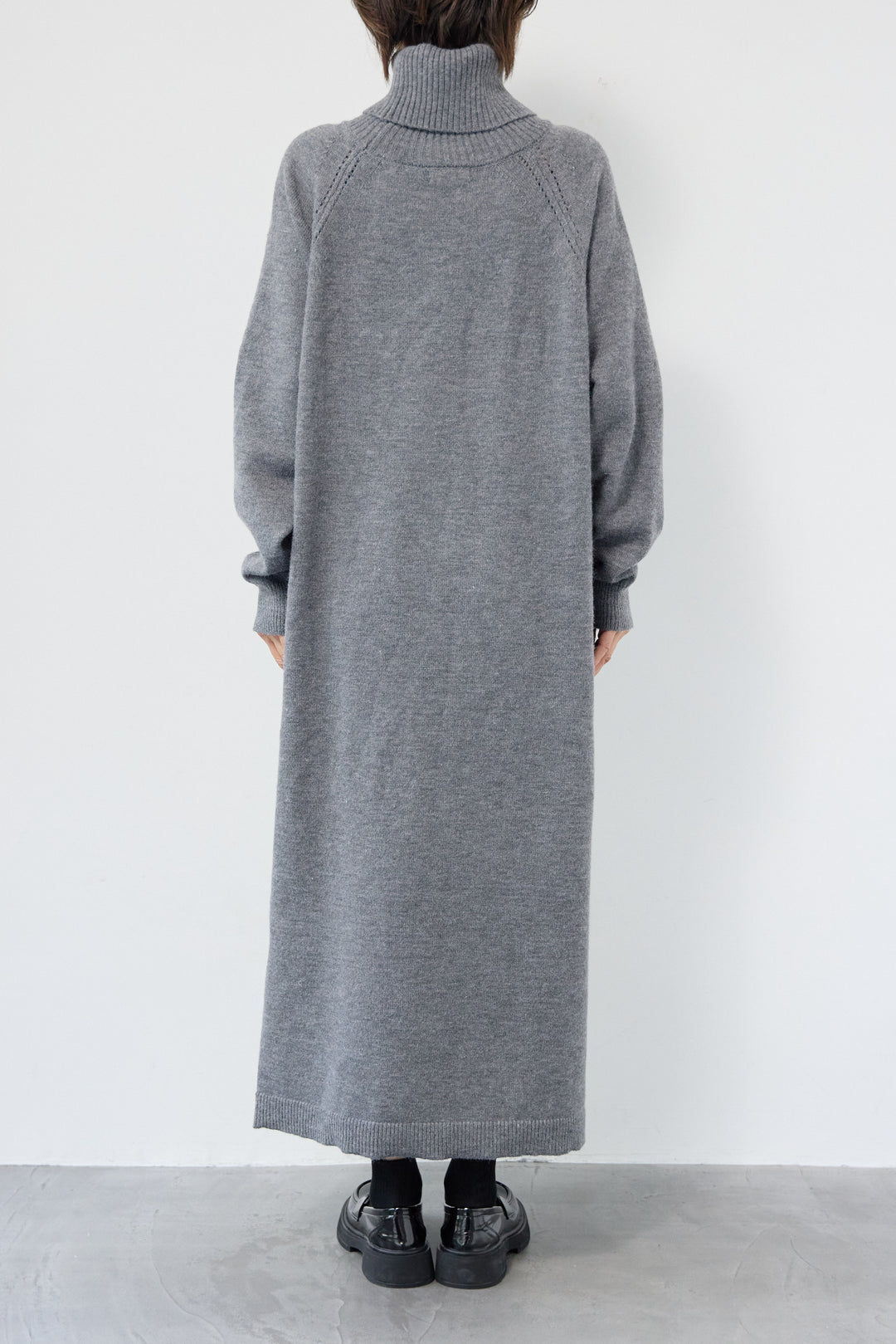 ルーズフィットタートルニットワンピース