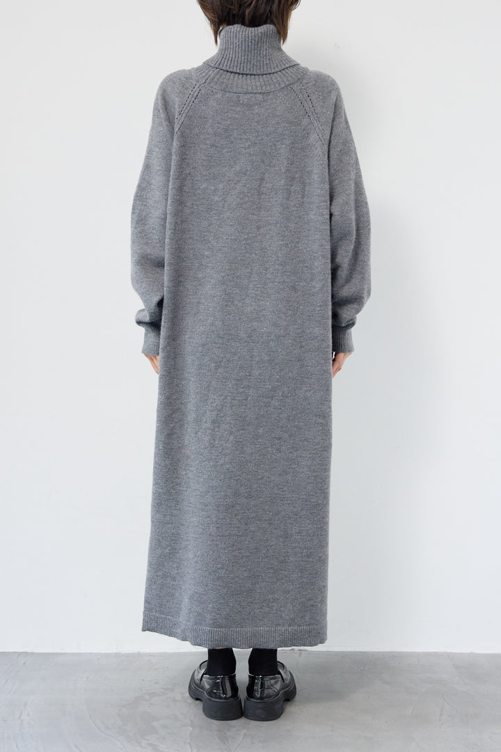 ルーズフィットタートルニットワンピース