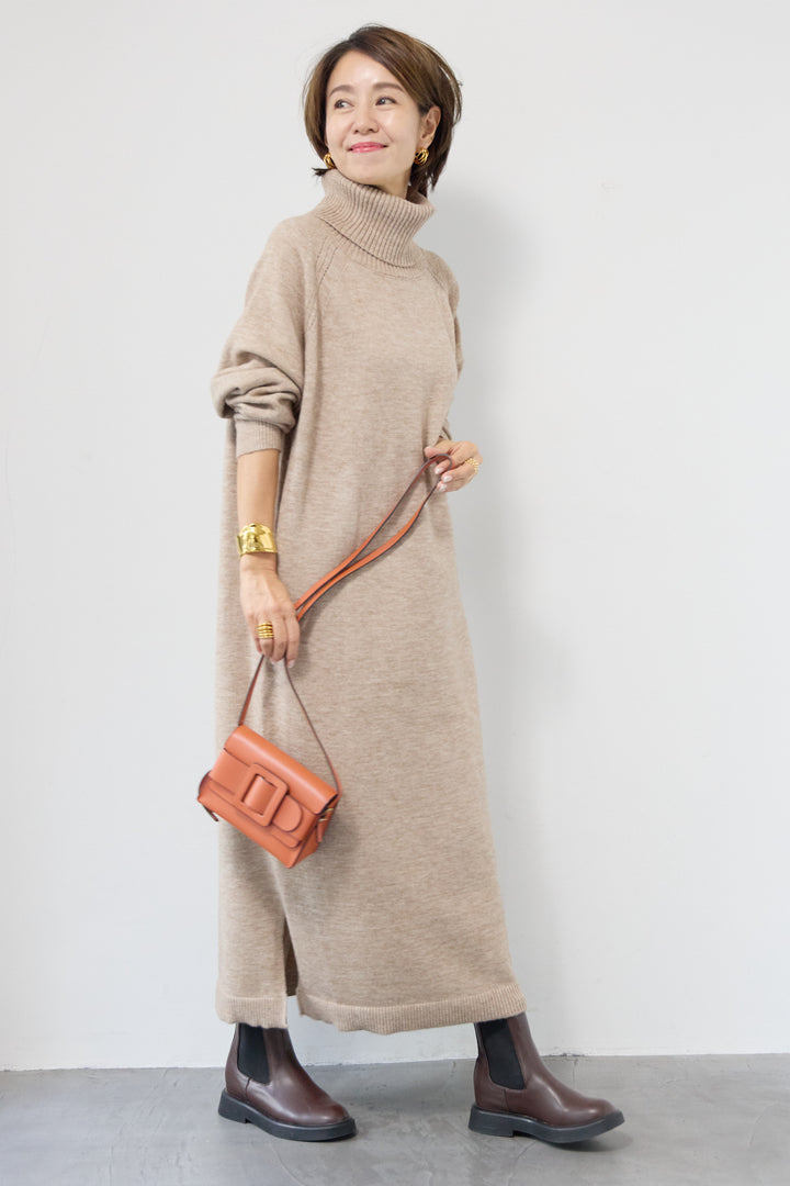 ルーズフィットタートルニットワンピース