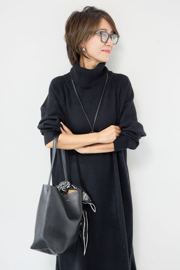 ルーズフィットタートルニットワンピース