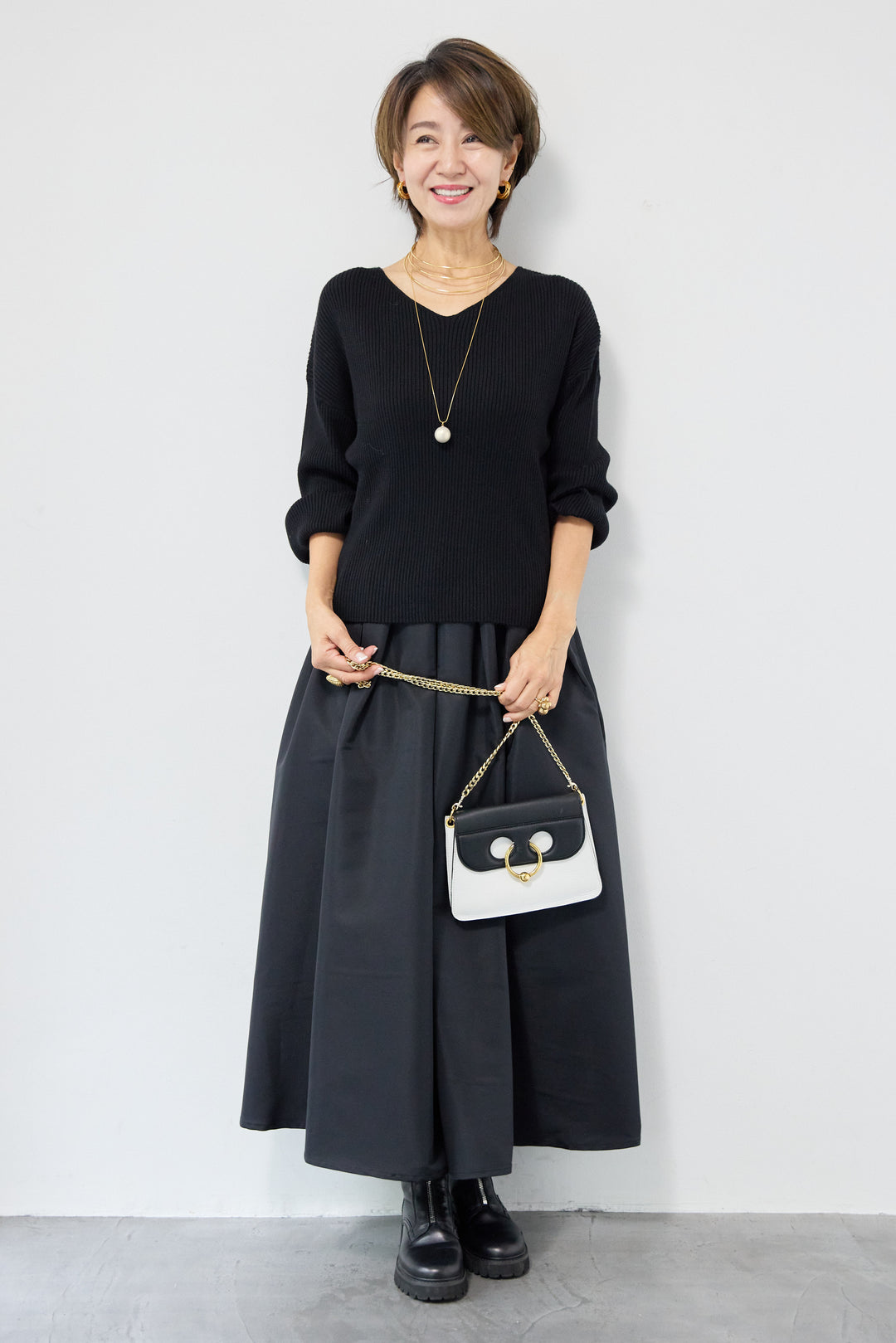 ふんわりタッチVネックリブニット