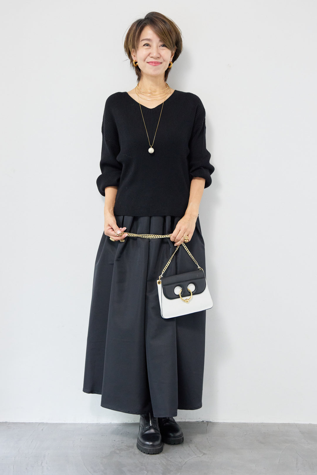 ふんわりタッチVネックリブニット