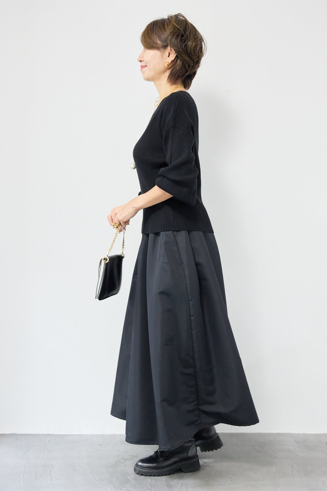 ふんわりタッチVネックリブニット