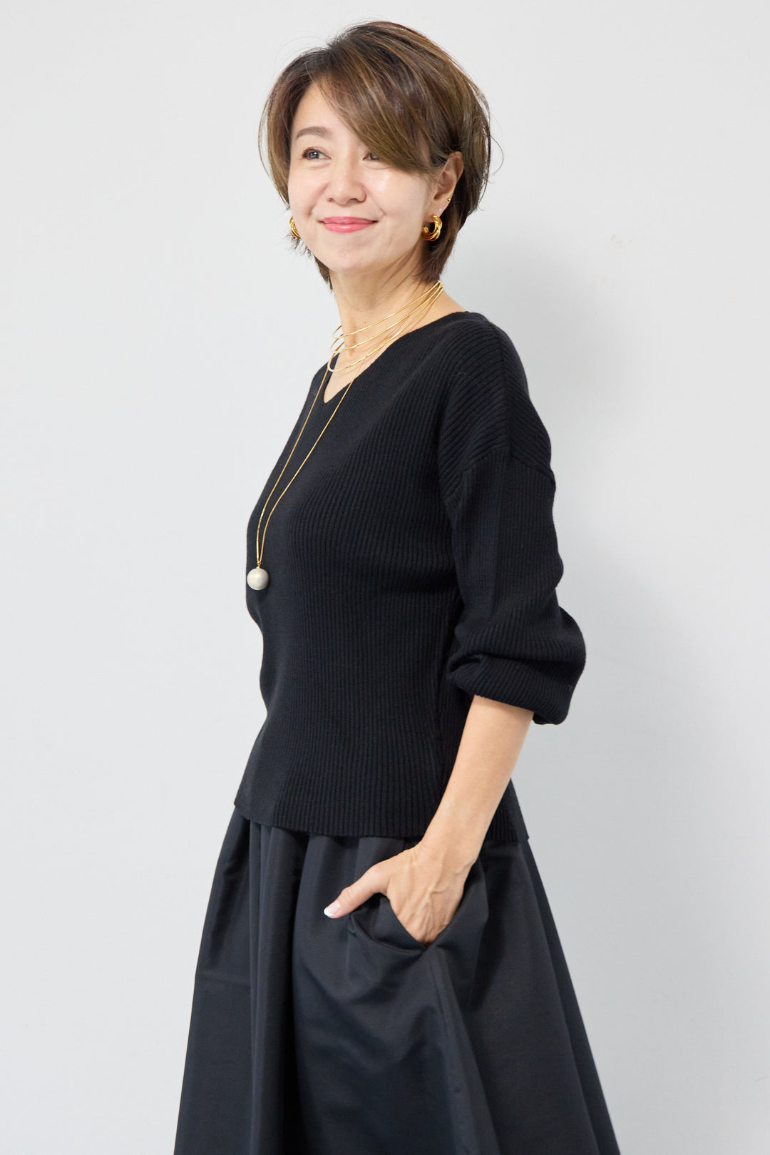 ふんわりタッチVネックリブニット