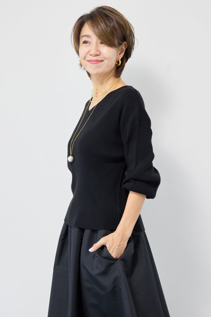 ふんわりタッチVネックリブニット