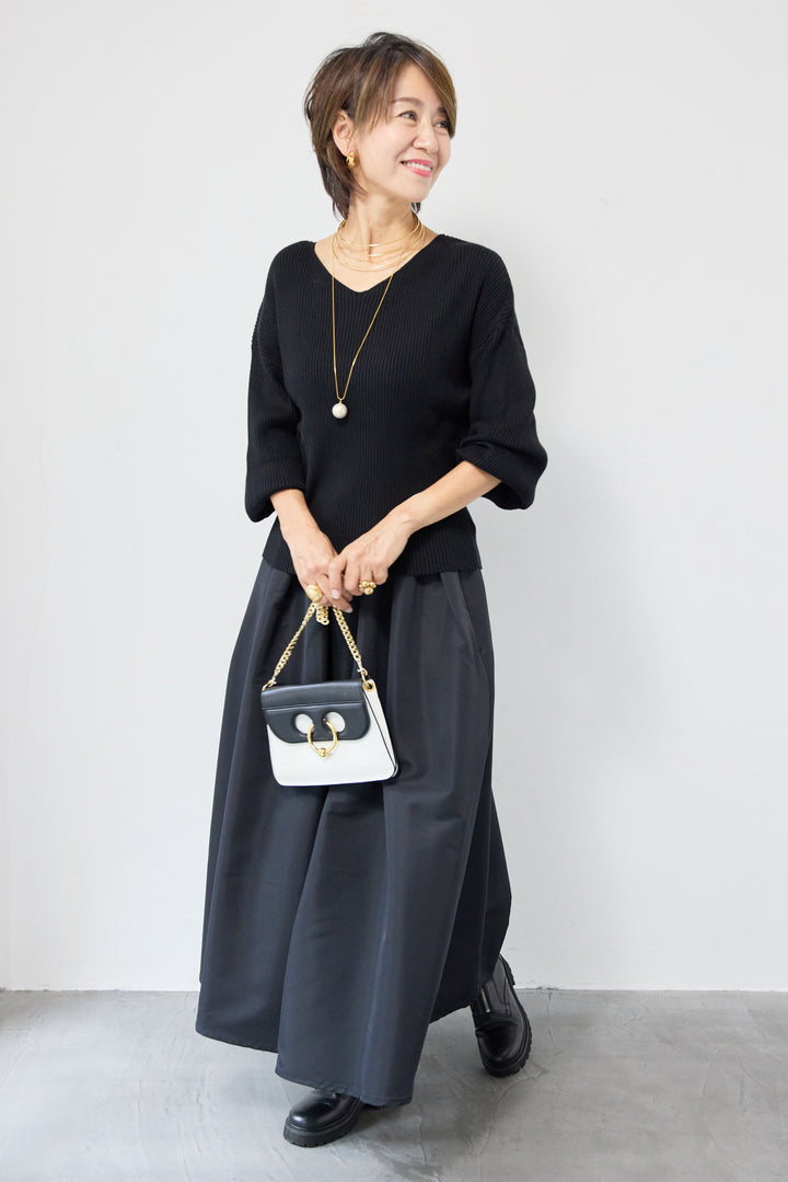 ふんわりタッチVネックリブニット