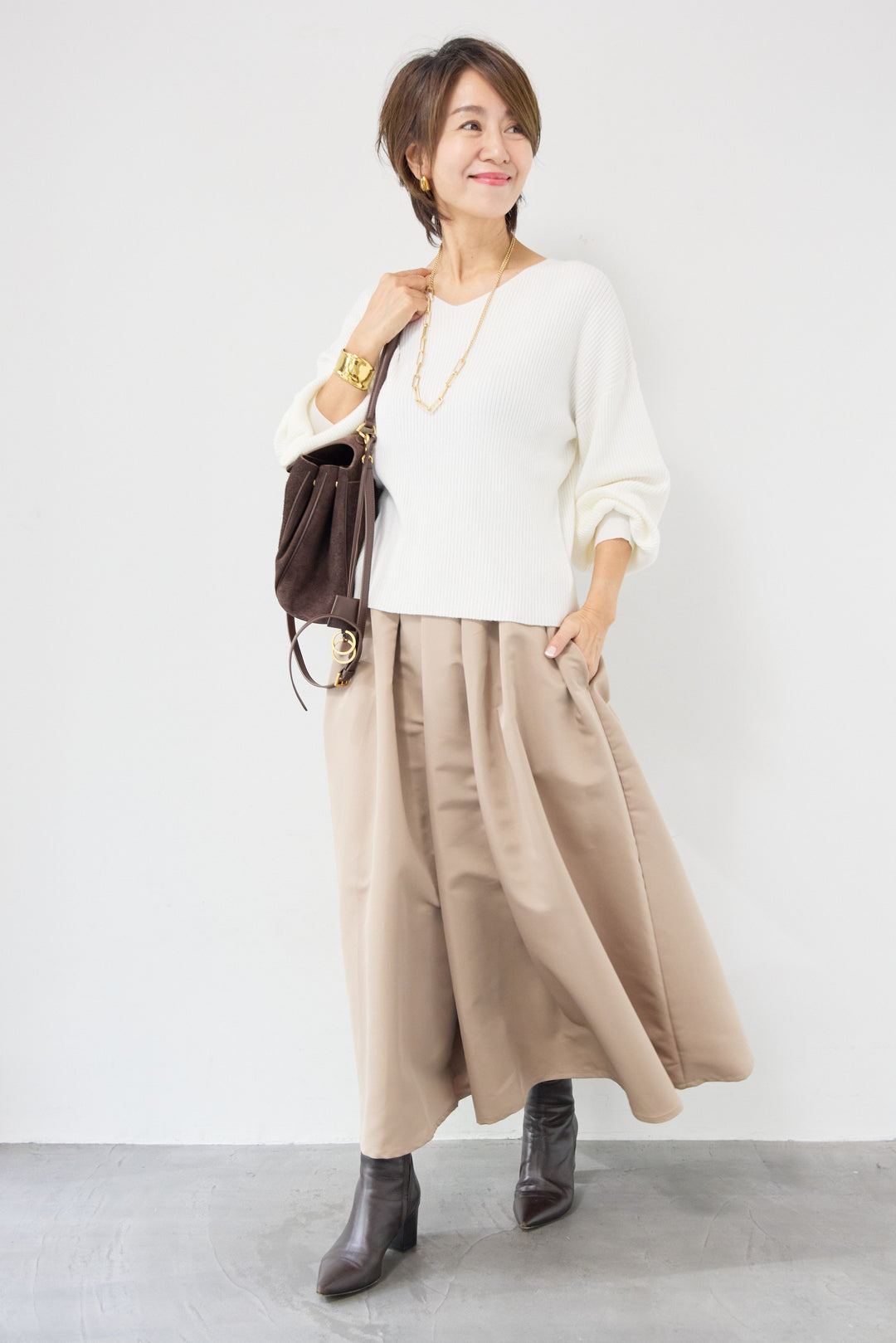 ふんわりタッチVネックリブニット