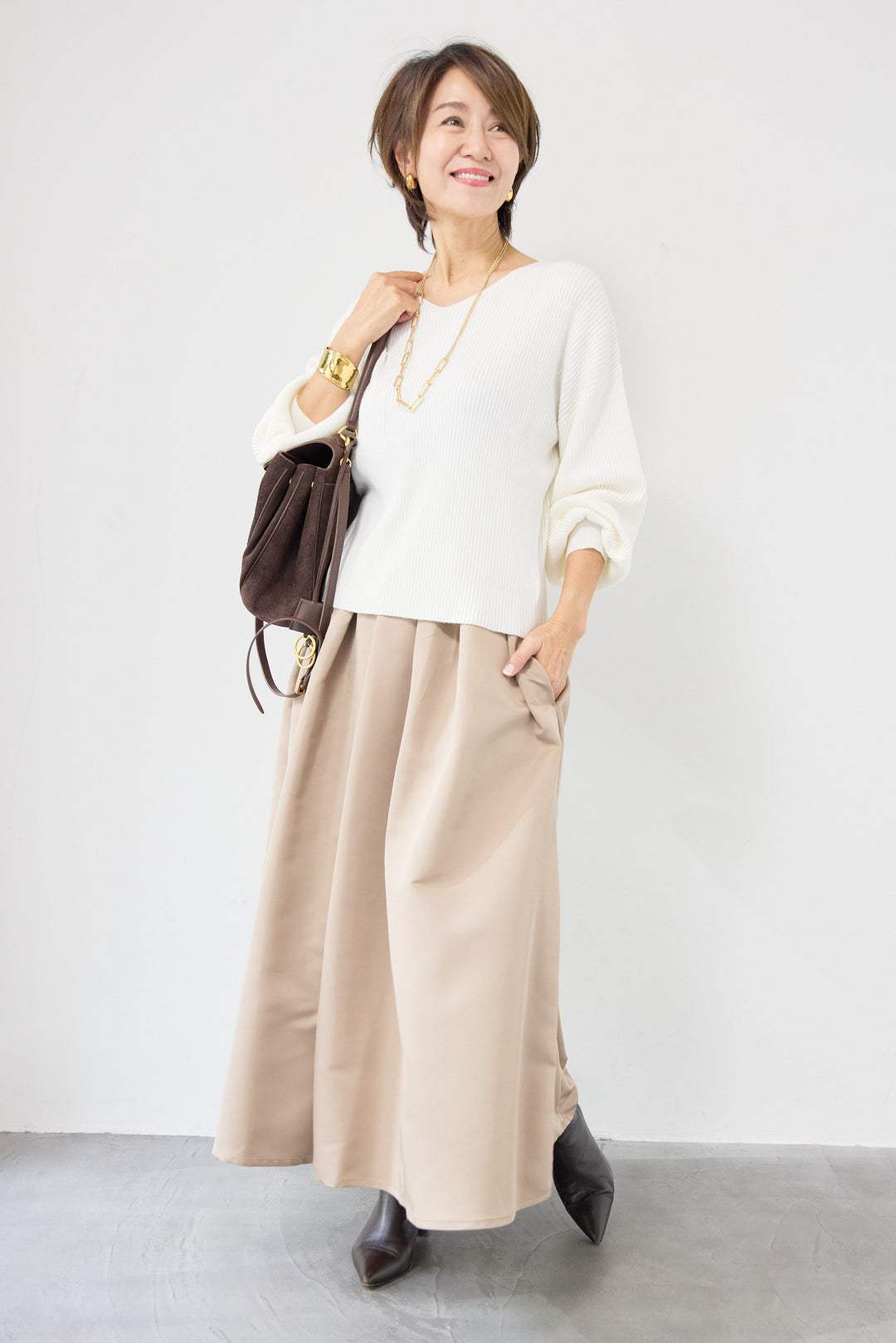 ふんわりタッチVネックリブニット