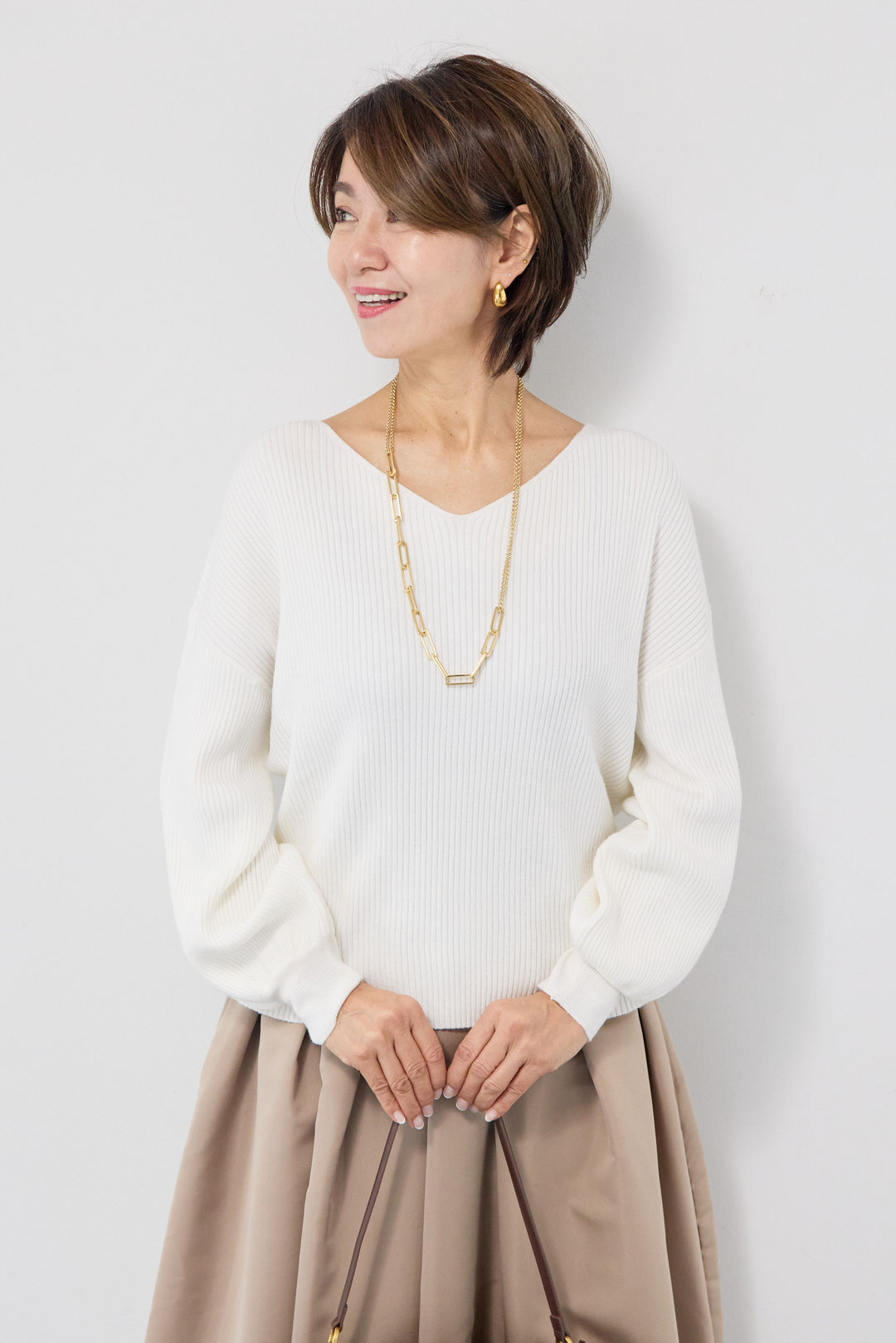 ふんわりタッチVネックリブニット