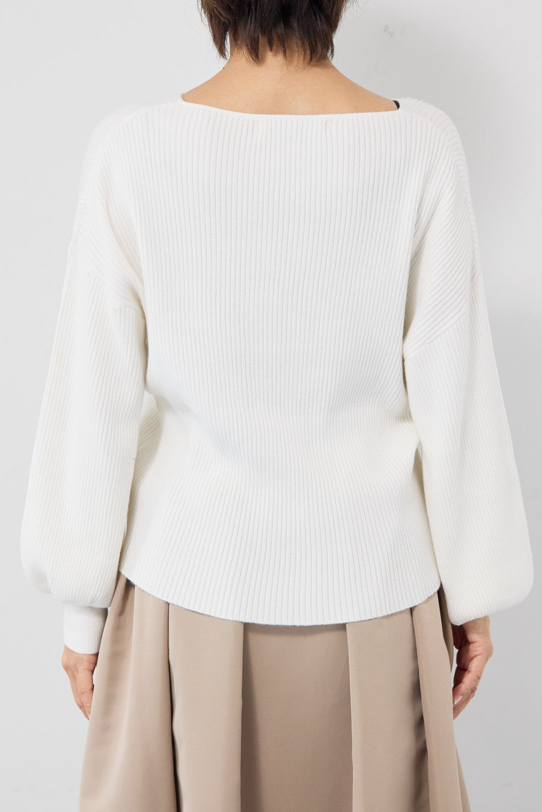 ふんわりタッチVネックリブニット