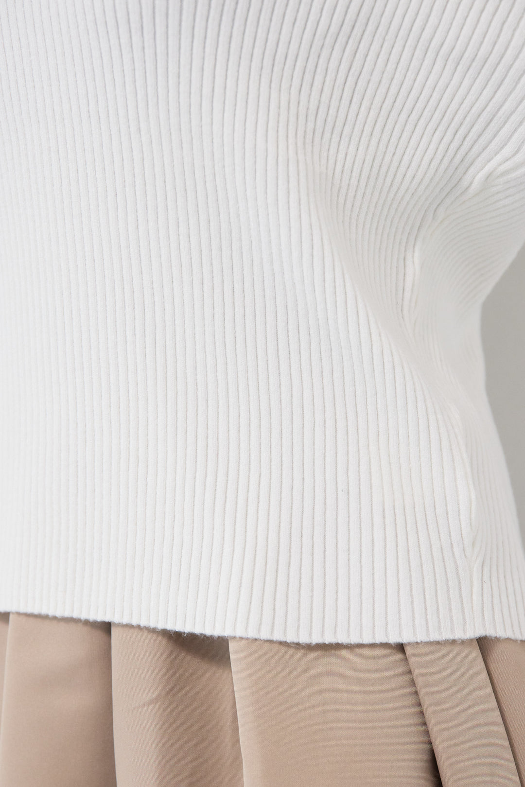 ふんわりタッチVネックリブニット