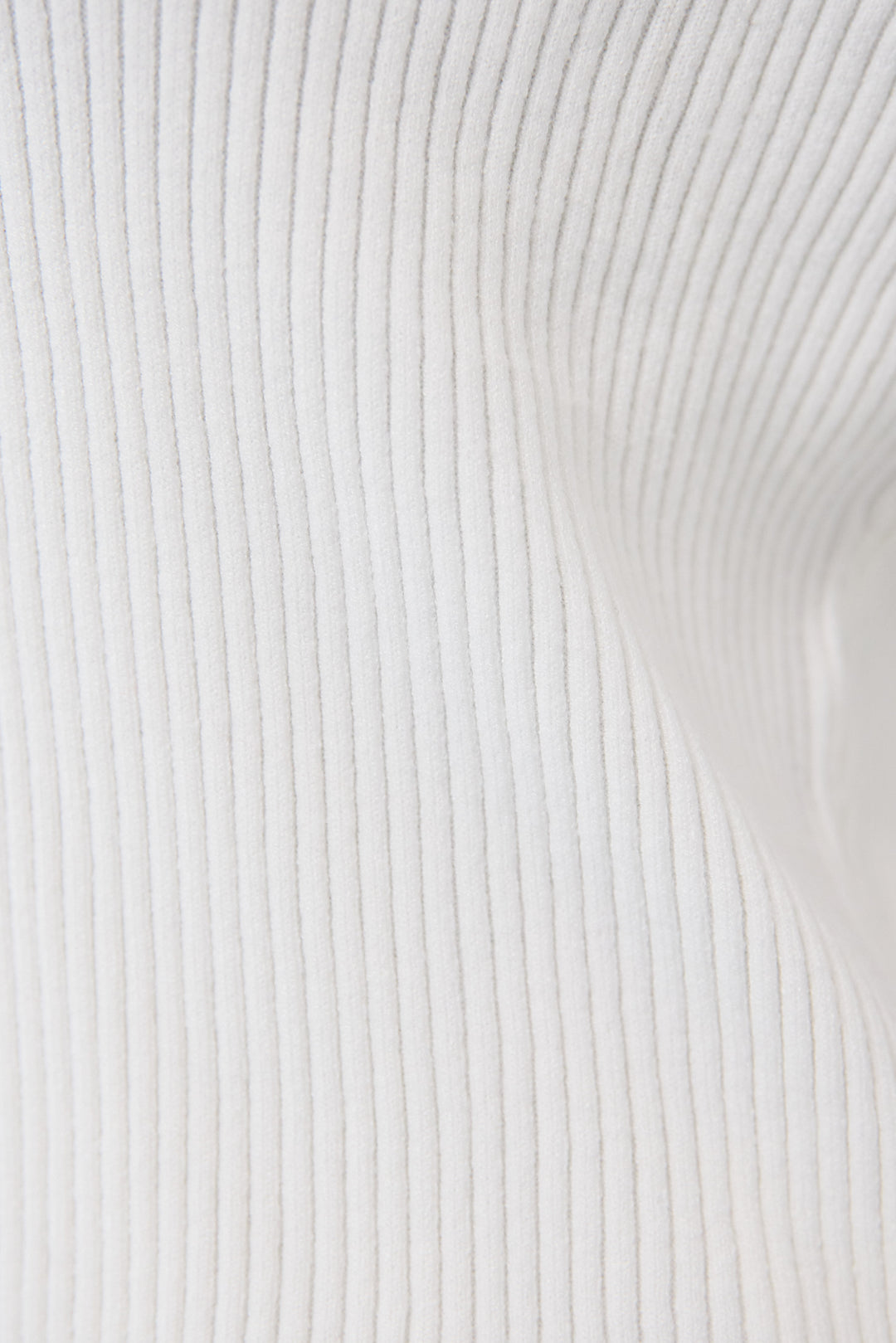 ふんわりタッチVネックリブニット