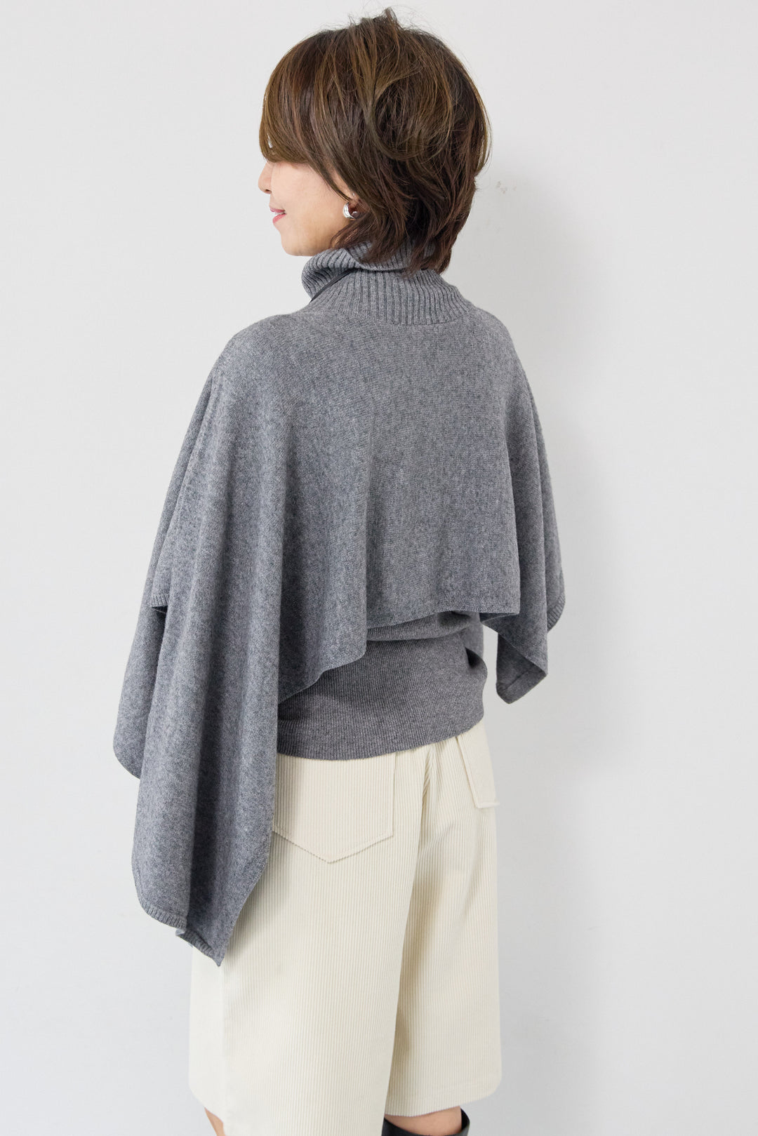 レイヤードタートルニット＋ケープトップ