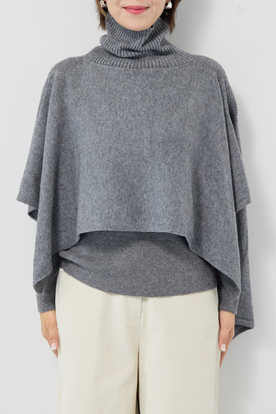 レイヤードタートルニット＋ケープトップ