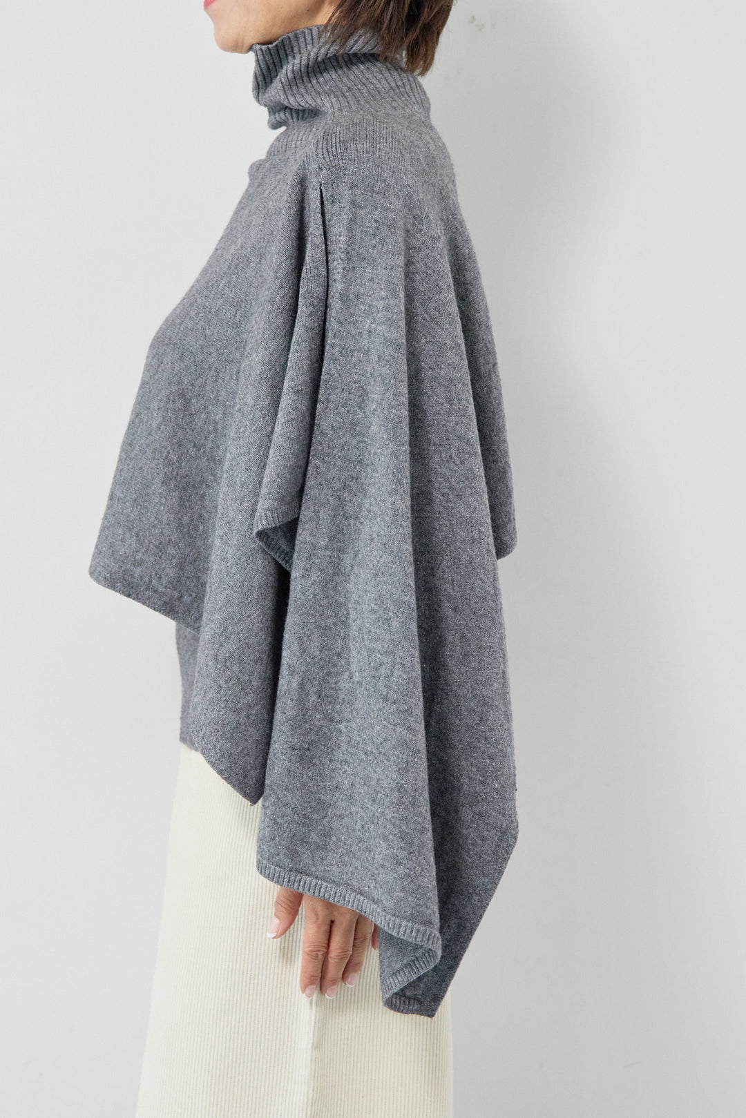 レイヤードタートルニット＋ケープトップ