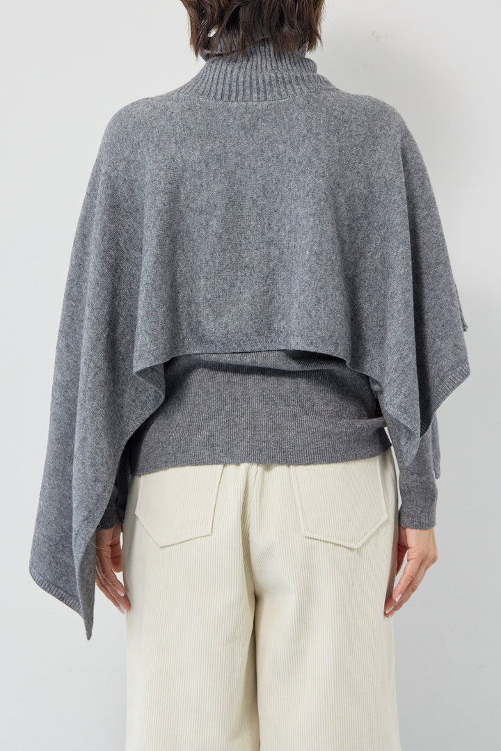 レイヤードタートルニット＋ケープトップ