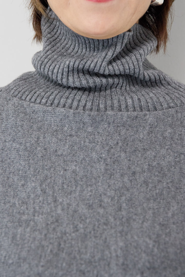 レイヤードタートルニット＋ケープトップ