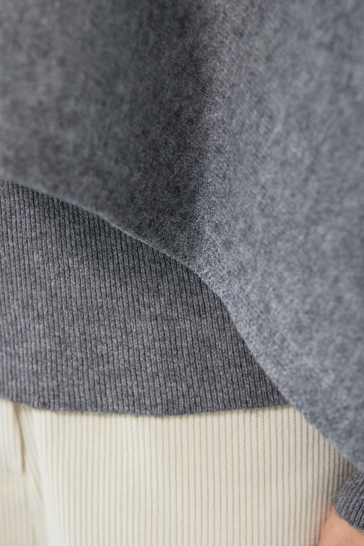 レイヤードタートルニット＋ケープトップ