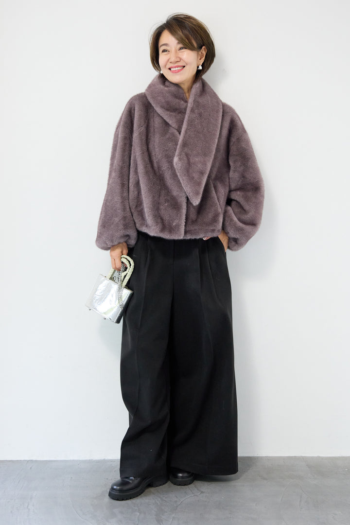 ボリュームストール付きフェイクファーコート