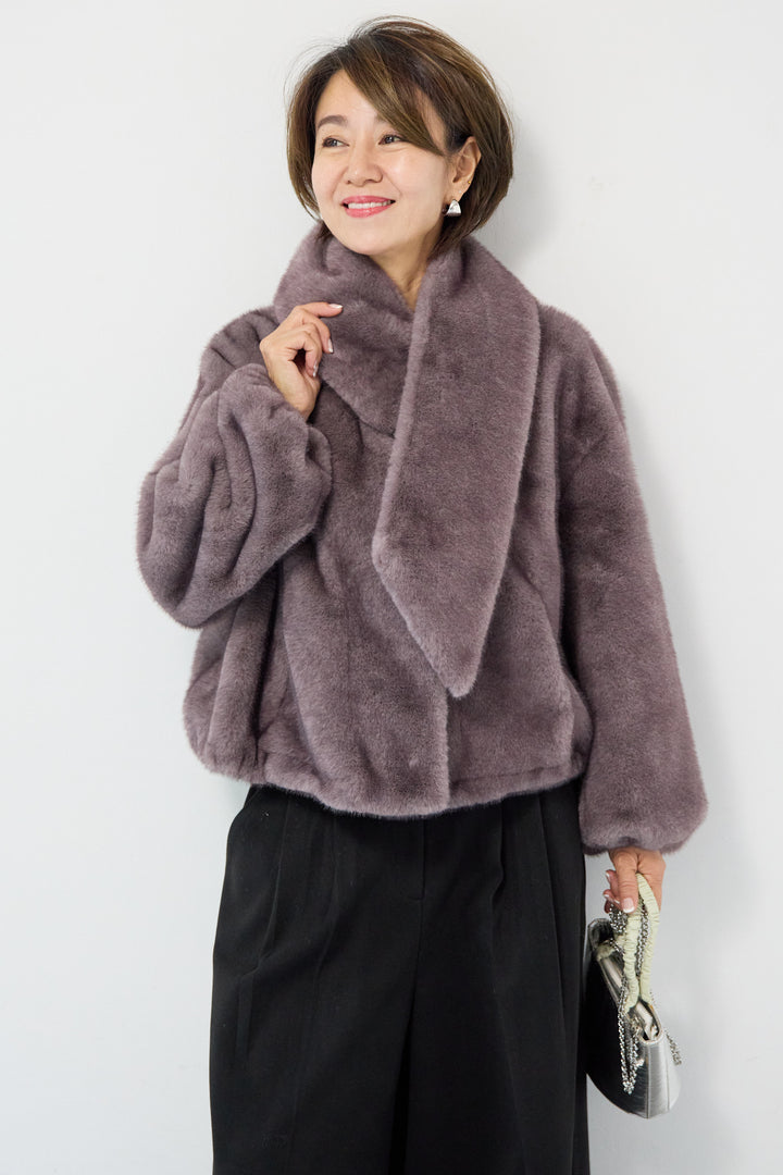 ボリュームストール付きフェイクファーコート