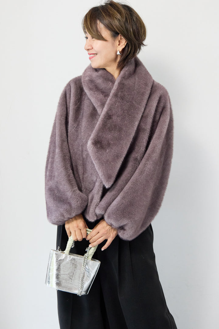 ボリュームストール付きフェイクファーコート