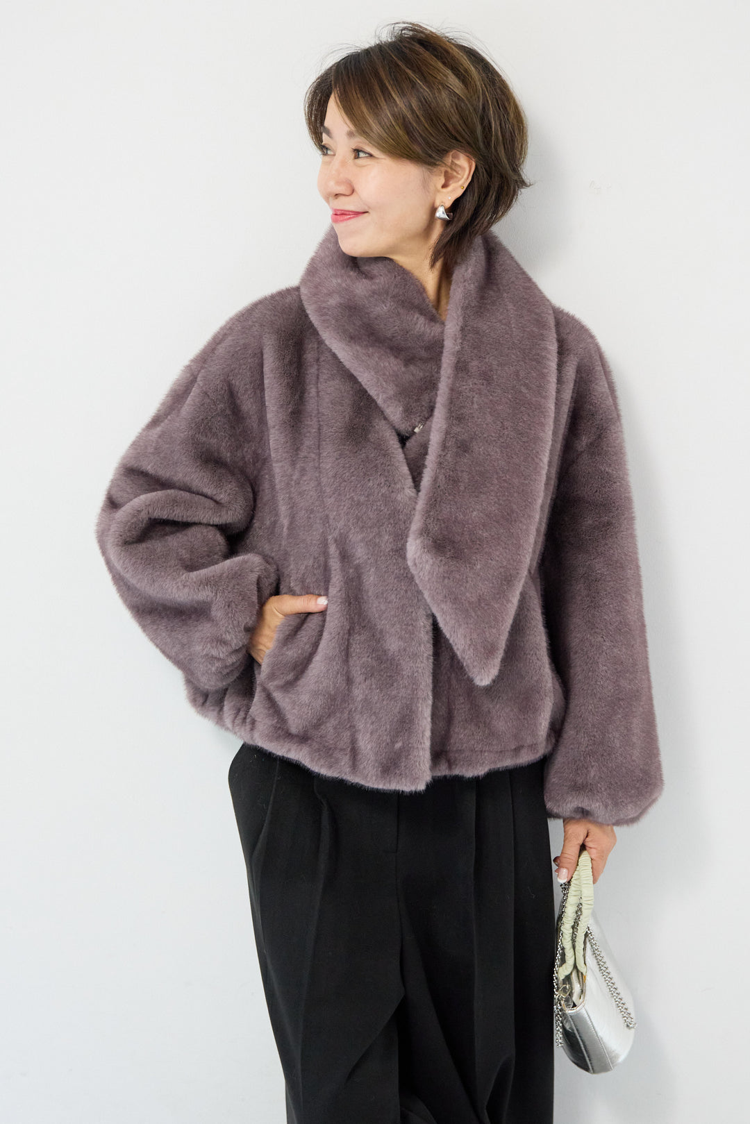 ボリュームストール付きフェイクファーコート