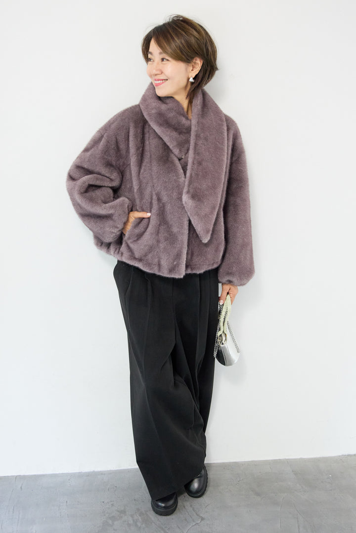 ボリュームストール付きフェイクファーコート