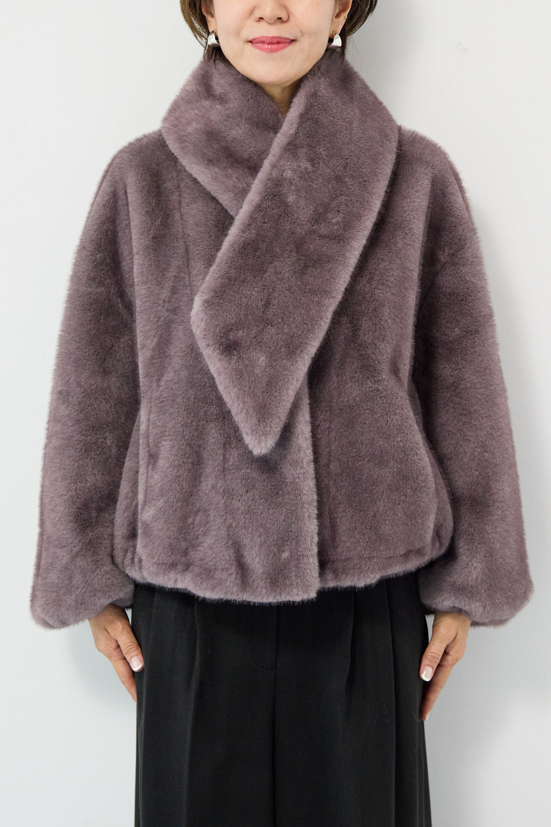 ボリュームストール付きフェイクファーコート