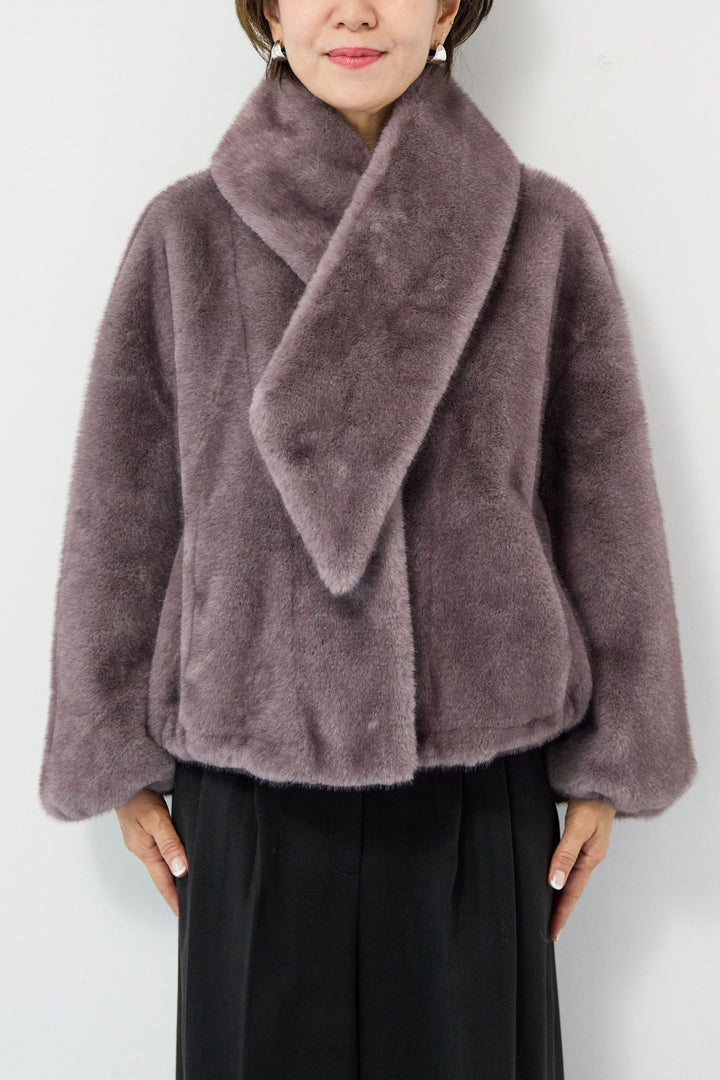 ボリュームストール付きフェイクファーコート