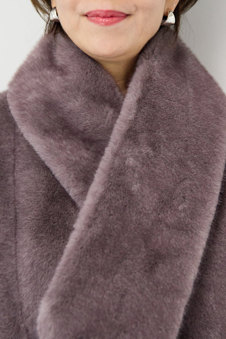 ボリュームストール付きフェイクファーコート