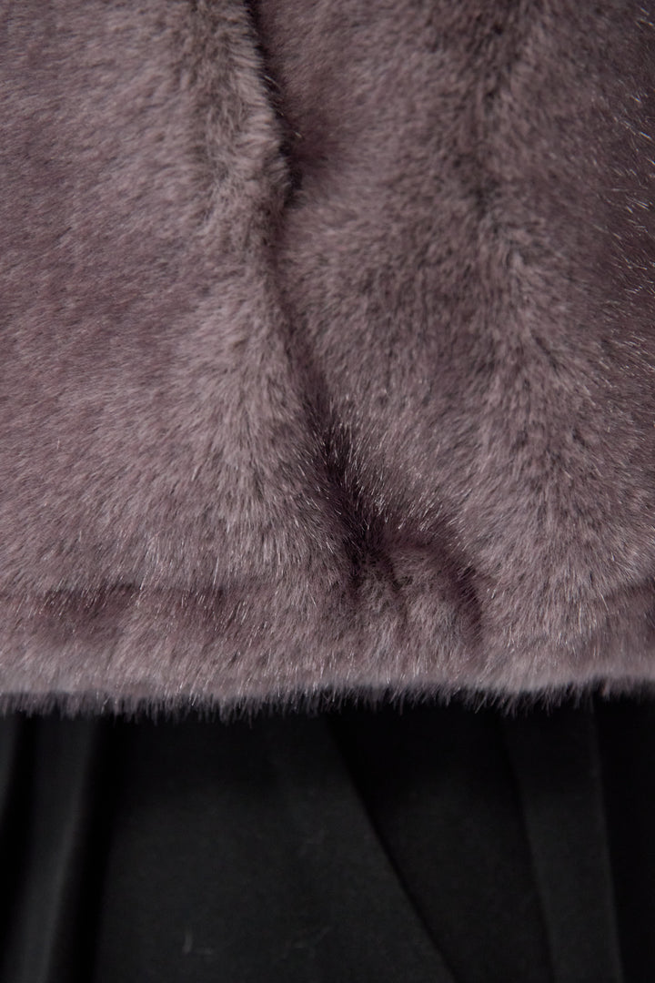 ボリュームストール付きフェイクファーコート