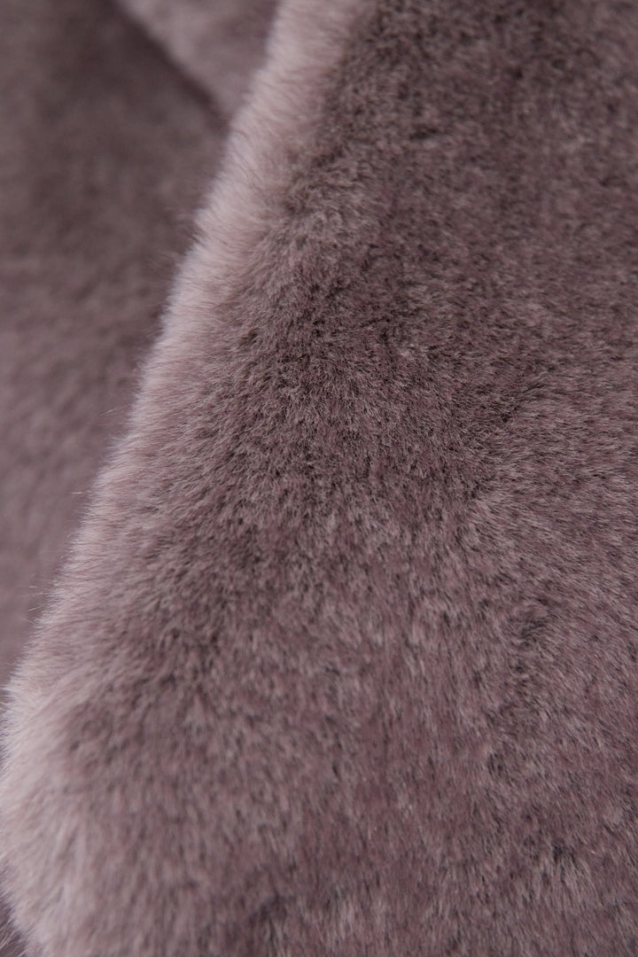 ボリュームストール付きフェイクファーコート