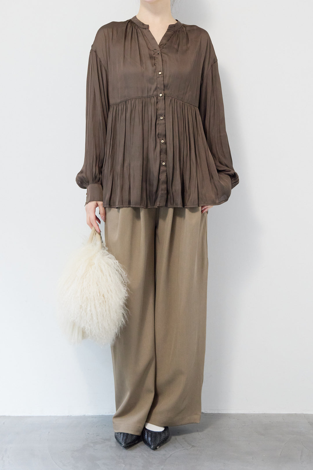 サテンギャザーブラウス