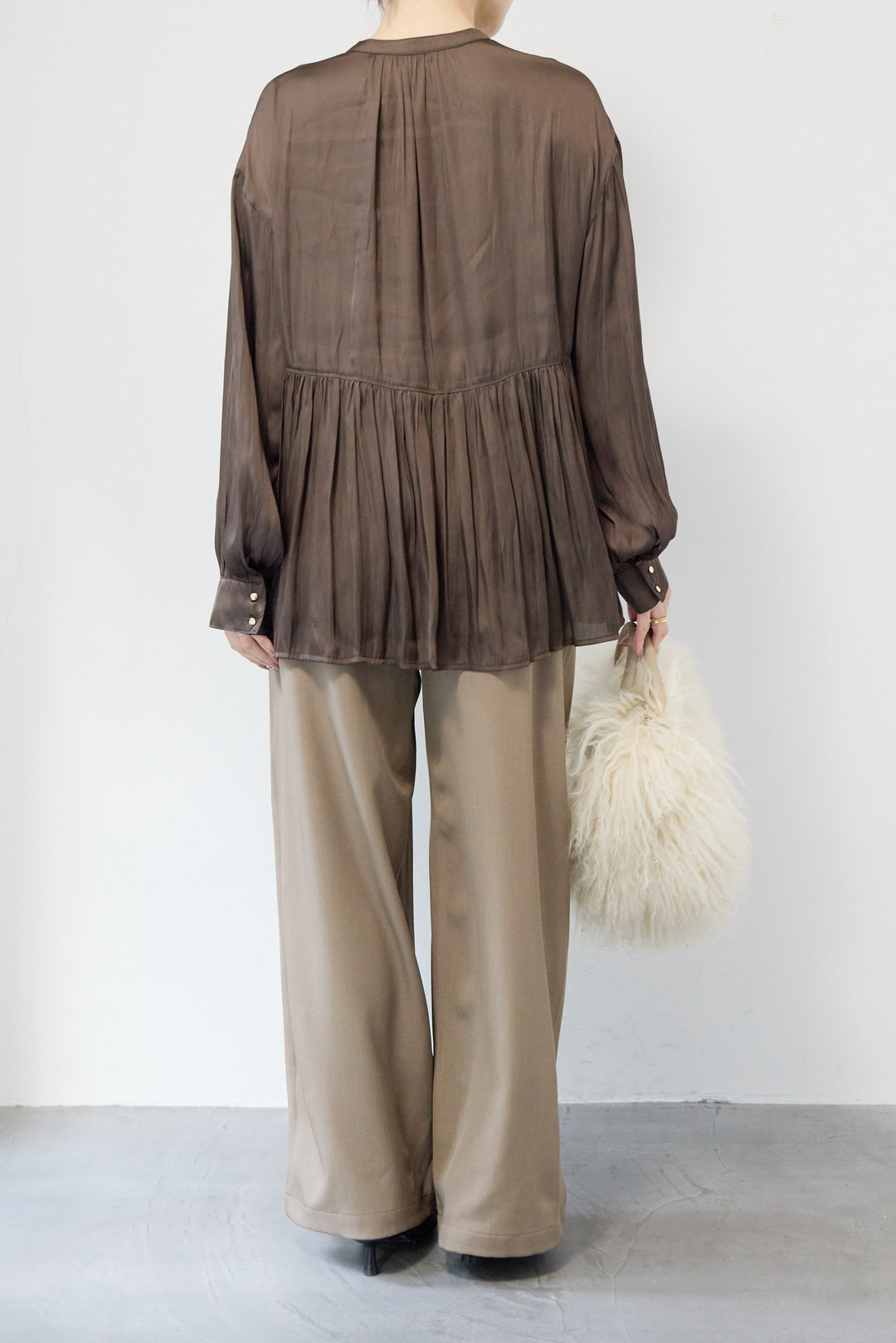 サテンギャザーブラウス