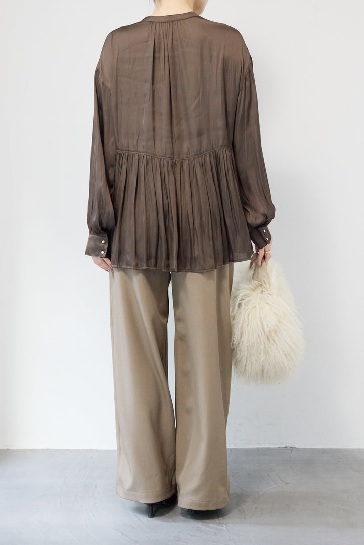 サテンギャザーブラウス