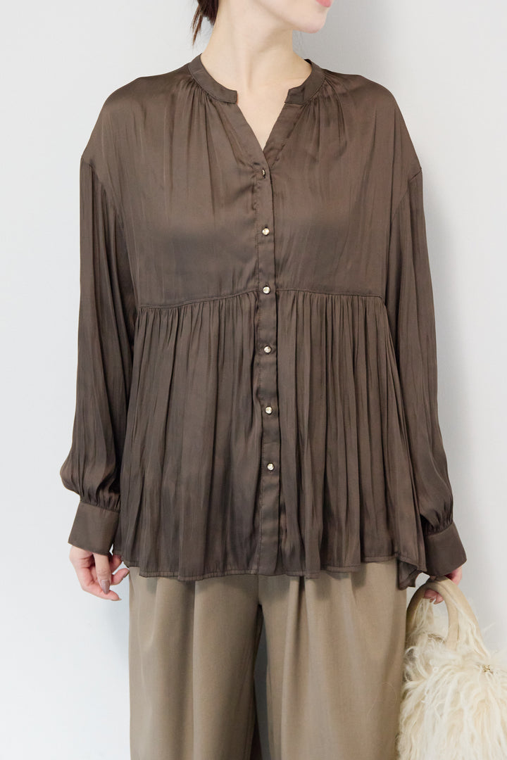 サテンギャザーブラウス
