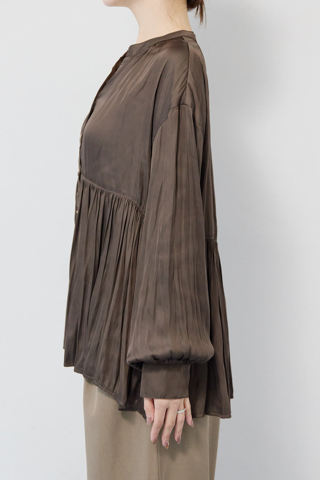 サテンギャザーブラウス