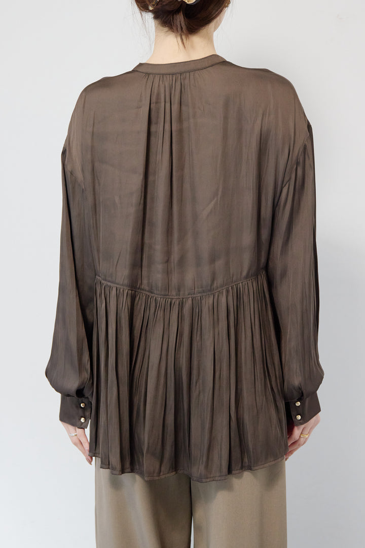 サテンギャザーブラウス